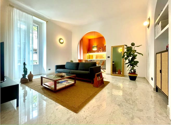 An ecletic vintage-treated flat with a boho touch