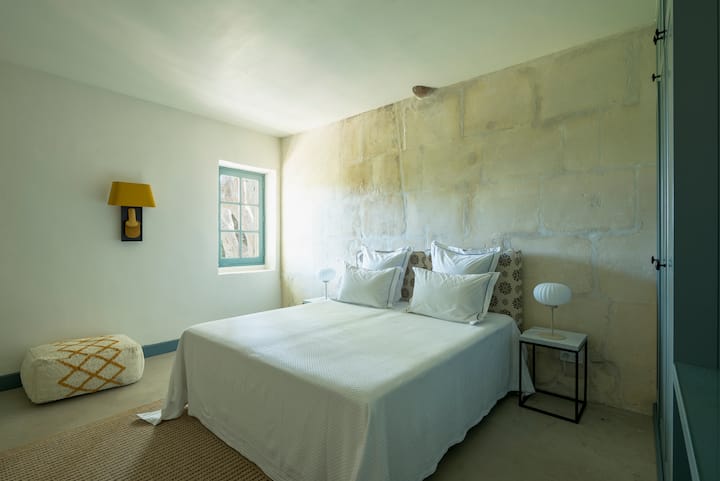 Silid - tulugan 8  - puwedeng hatiin ang mga higaan sa dalawang kambal