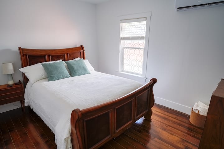 Relájate en este dormitorio recientemente renovado con una cama de trineo tamaño queen, ropa de cama acogedora y hermosos pisos de madera. La habitación ofrece una cómoda, un perchero y calefacción y aire acondicionado ajustables para una comodidad personalizada durante tu estadía.