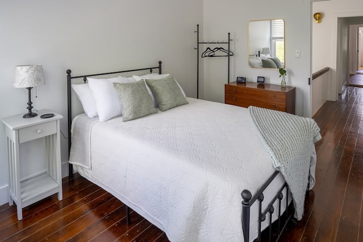 Relájate en este dormitorio sereno, con una cama completa de metal negro con suaves almohadas blancas y de salvia. El espacio recientemente renovado ofrece un perchero, una cómoda y calefacción y aire acondicionado ajustables para tu comodidad, junto con ropa de cama acogedora.