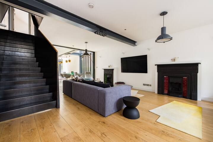 Spectacular House 4 Bed 3.5 Bath near Portobello gallery image 4