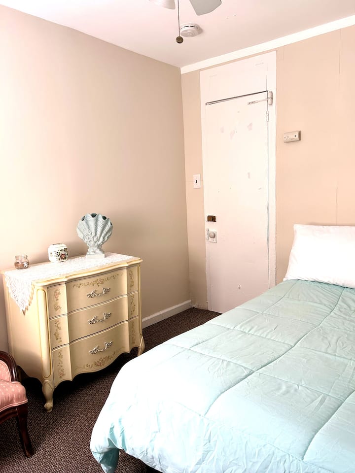 Bath Avenue - Room 7 - Asbury Park, NJ