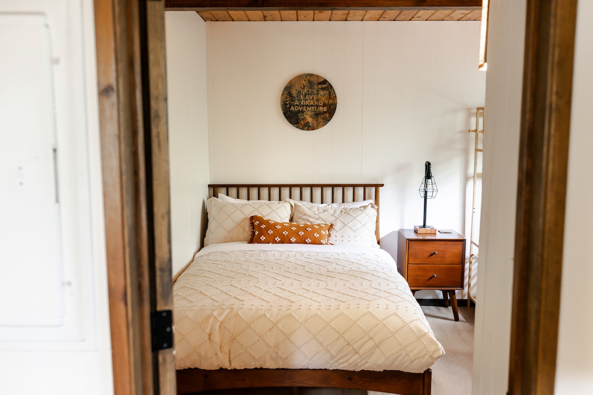 主楼层还有一间卧室，配备一张全尺寸床，适合一名成人或两名儿童入住。 