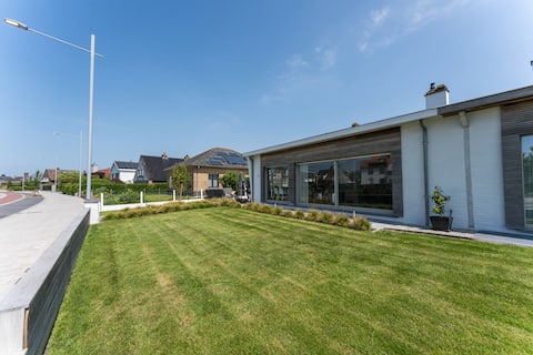 Holiday Home Renee 300m to Beach (max 8 Guests)