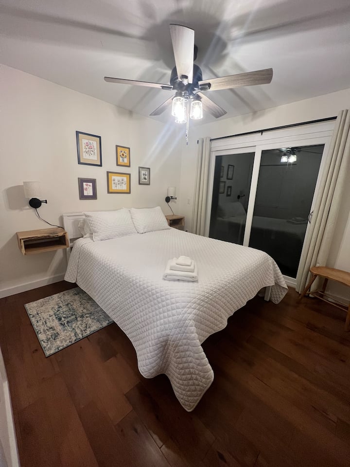 Დედოფლის საძინებლის შუშის კარი მთავარ აივანზე წვდომის საშუალებას იძლევა.