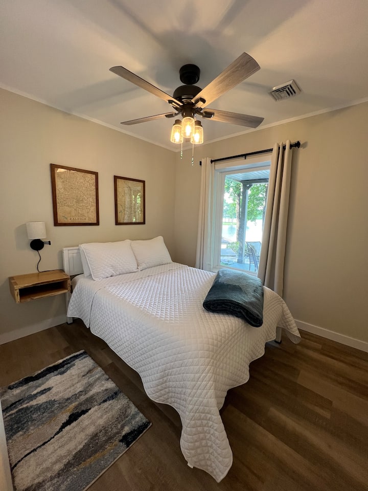 Ქვედა დონეზე მდებარე საძინებელს აქვს სურათის ფანჯარა, რომლიდანაც ტბის ლამაზი ხედი იშლება.