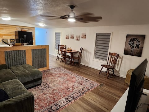 Successful Airbnb property: Mid-Way House. Between Granbury and Glen Rose. in Canyon Creek