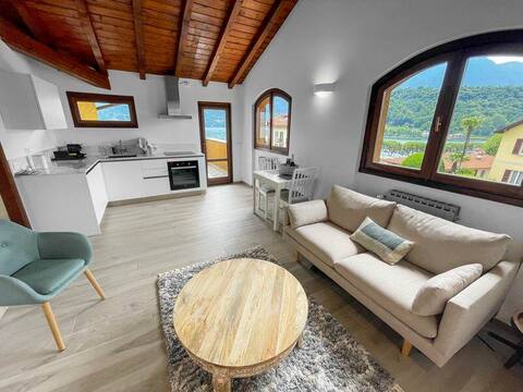 Airbnb con migliori performance: Lenno Top Floor Lakefront apartment a Tremezzina