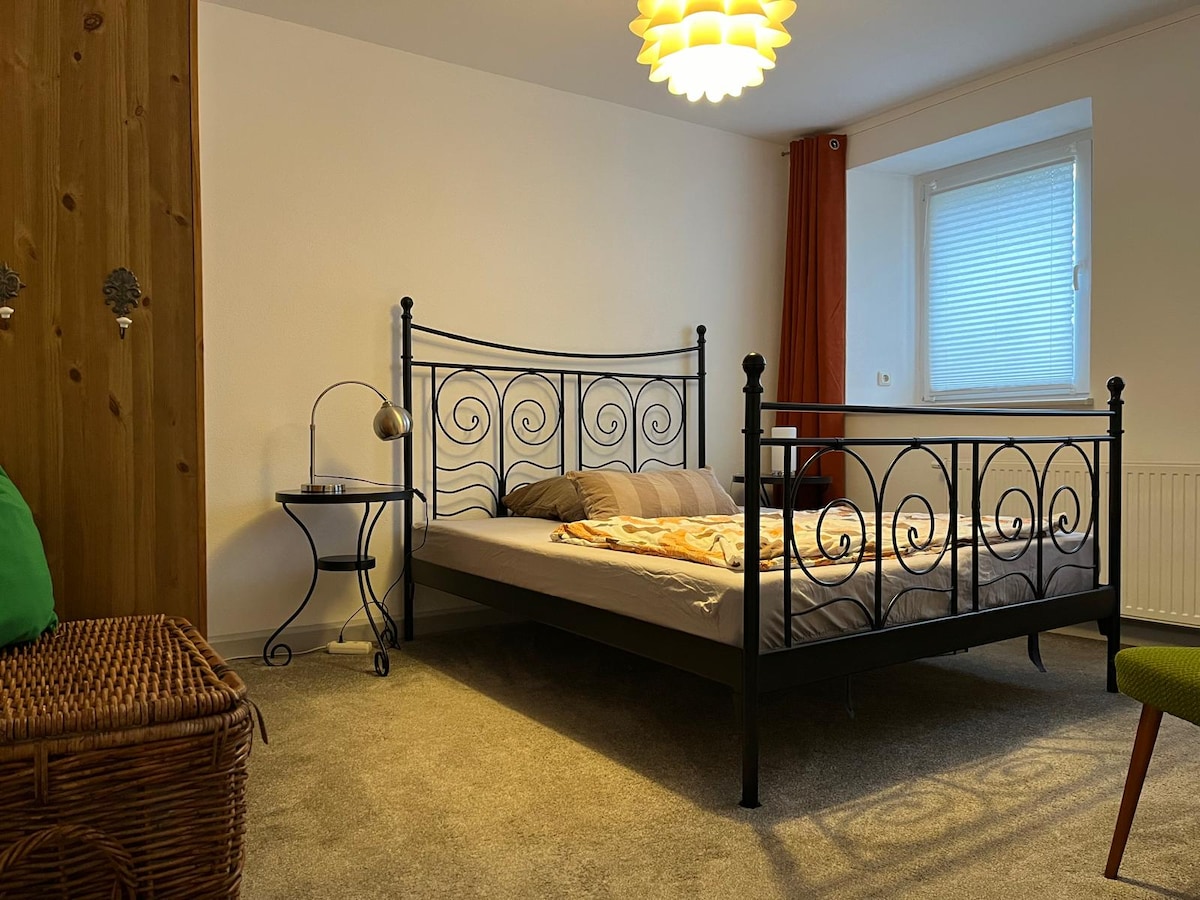 Kitanda chenye upana wa mita 1.60, mito anuwai na magodoro mawili ya kitanda1 - upande laini, upande mgumu kidogo:)  