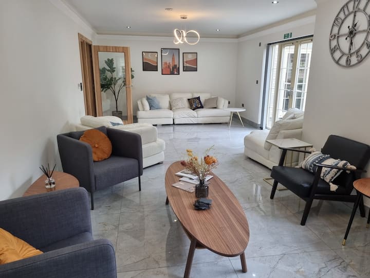 22a: Gorgeous, Spacious Home Perfect For Groups - レスター