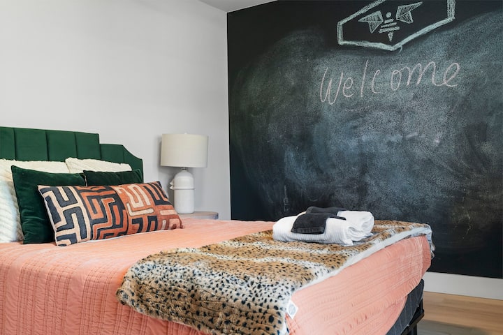 Chumba kikubwa cha kulala cha pili kiko mbele ya nyumba na kina dirisha kubwa la picha! Tuna mapazia meusi.  Kuna kitanda, dawati na kiti cha ukubwa wa malkia. Unaweza pia kujiburudisha kupitia ukuta wa ubao wa chaki