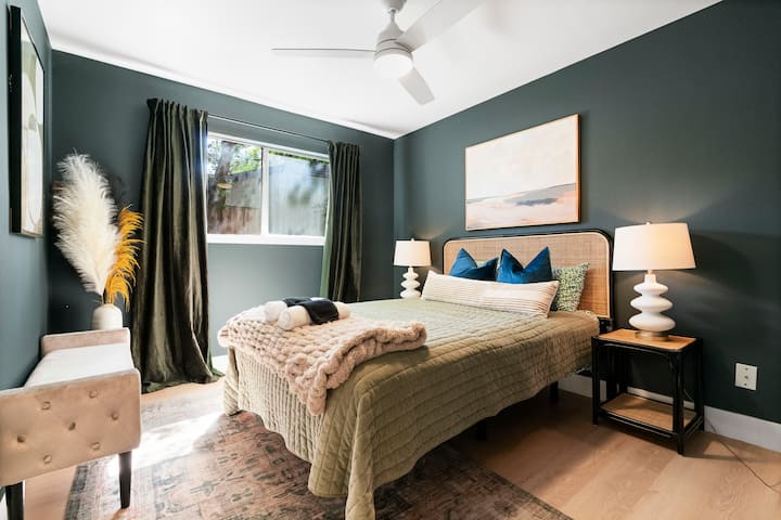 Hiki ni chumba kidogo cha kulala cha pili. Chumba hiki kina kitanda cha ukubwa wa kifalme, meza mbili za mwisho na benchi.  Hii ina mapazia meusi