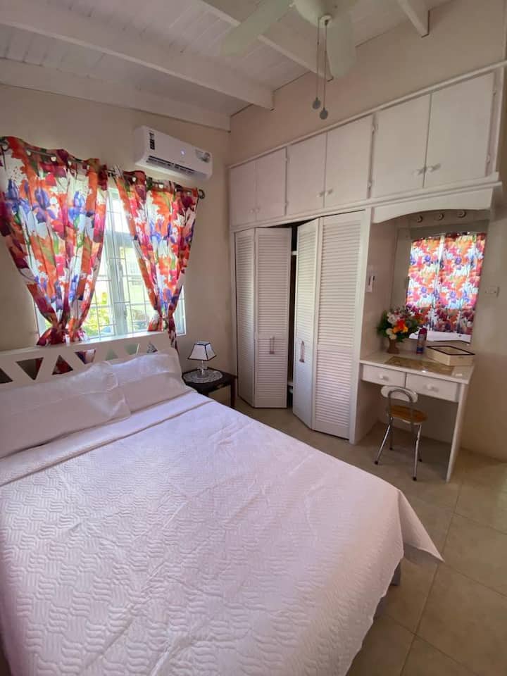 Dormitorio de planta superior en el primer piso.  La cómoda también se puede usar como un pequeño escritorio.