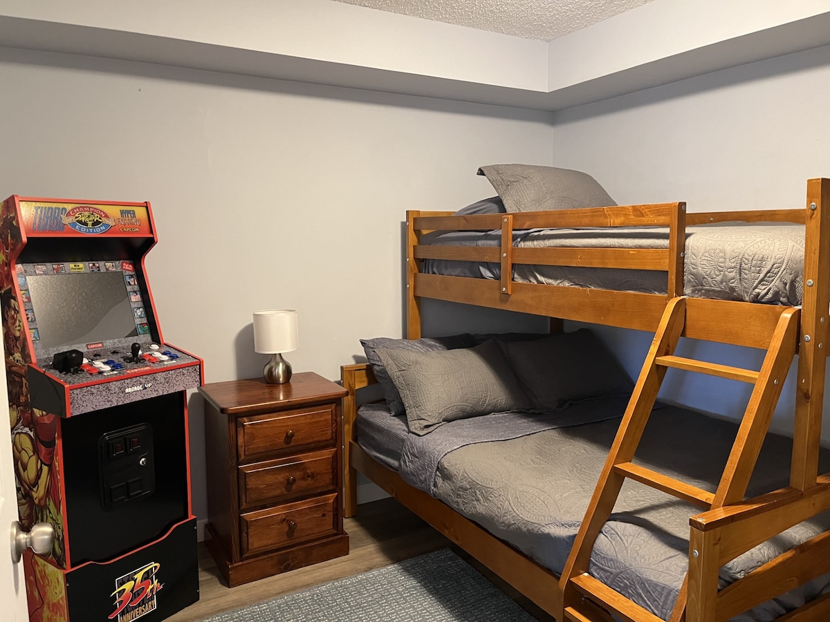 เตียงคู่เหนือเตียงสองชั้น 