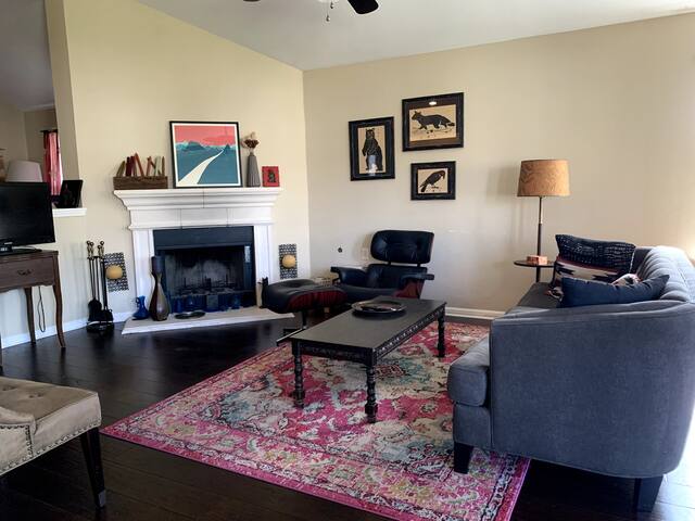 S.Congress Retreat! 4 Beds, 2 Baths gallery image 2