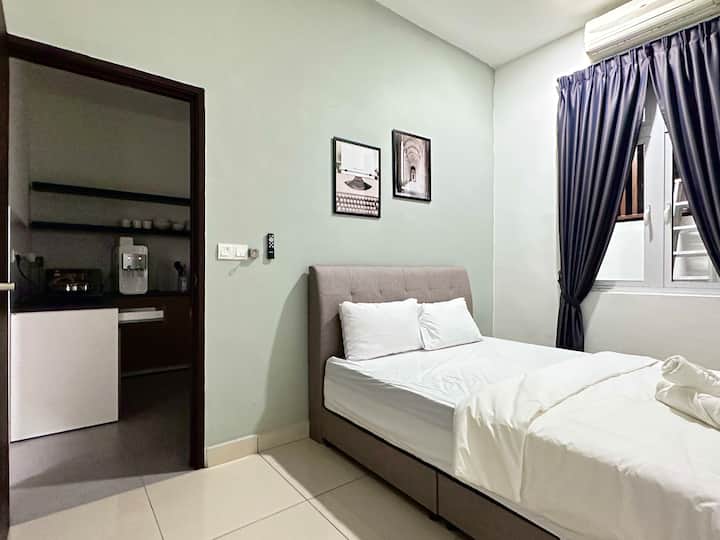 Habitación con cama en la planta baja 
- 1 Cama tamaño queen 
- Ventilador de techo + aire acondicionado 
- Al lado con baño.
