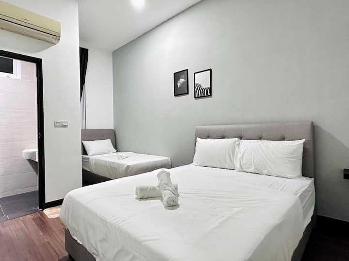 2do piso - segunda habitación 

1 cama tamaño queen + 1 cama individual 
Baño adjunto compartido 
Aire acondicionado y ventiladores
