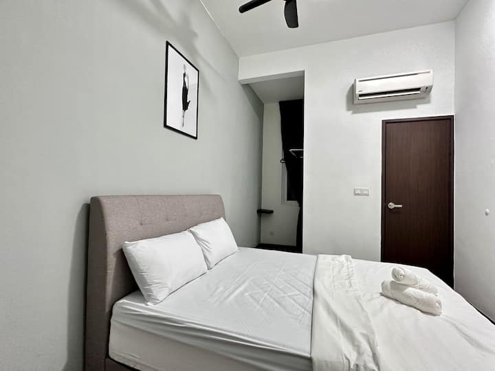 2do piso - 3 .ª habitación 

1 cama tamaño Queen   
Baño adjunto compartido 
Aire acondicionado y ventiladores