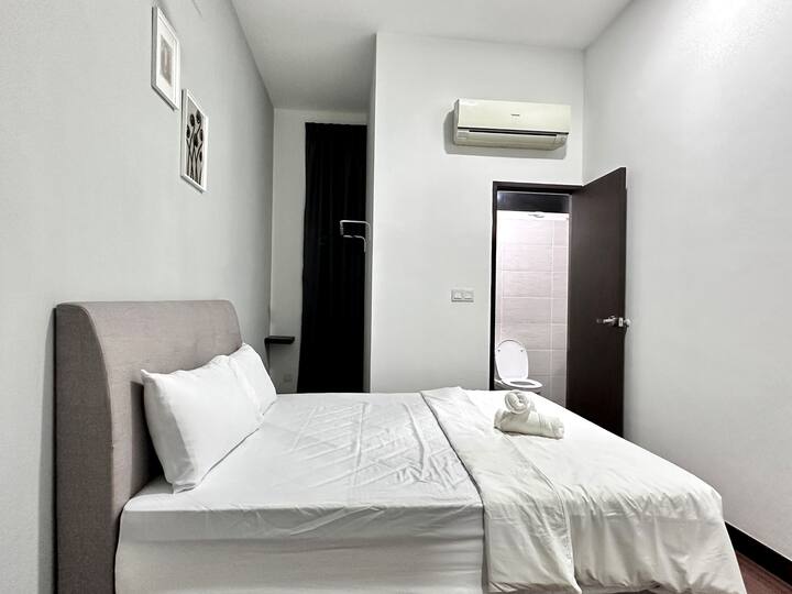 3er piso - 3ª habitación 

1 cama tamaño Queen   
Baño adjunto compartido 
Aire acondicionado y ventiladores
