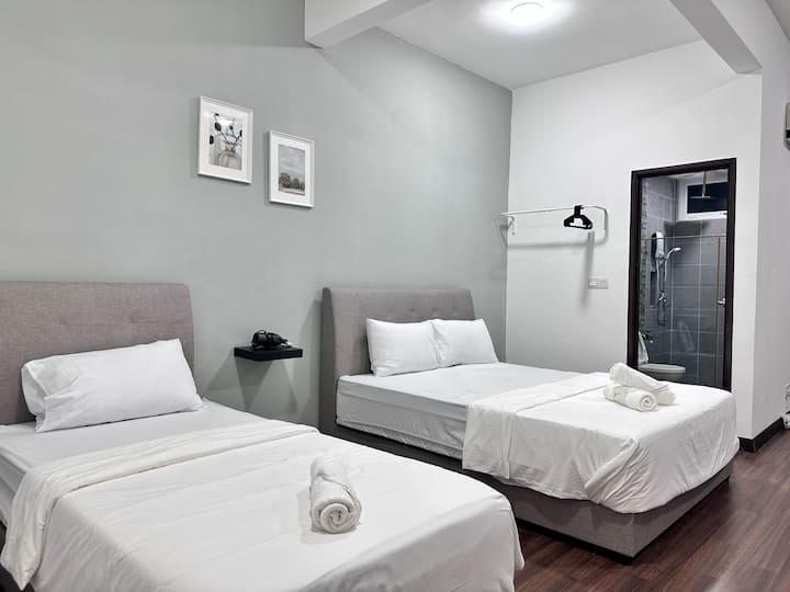 Habitación principal en el segundo piso
- 3 camas tamaño queen, 1 cama individual. 
- aire acondicionado 
- Ventiladores de techo 
- Baño adjunto.
