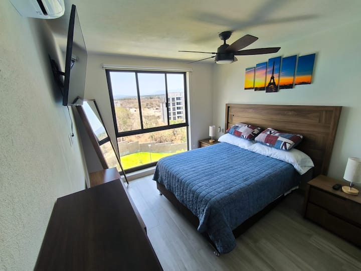 Chambre principale (queen) :
Il dispose d'un lit queen, d'une chaussure, d'une commode en bois avec quatre tiroirs, d'un ventilateur de plafond à télécommande, de la climatisation, d'un miroir long et haut, de deux buros, d'une télévision 55" et d'un walk in closet.
