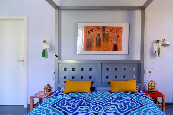 Dormitorio en planta alta con baño privado e inodoro