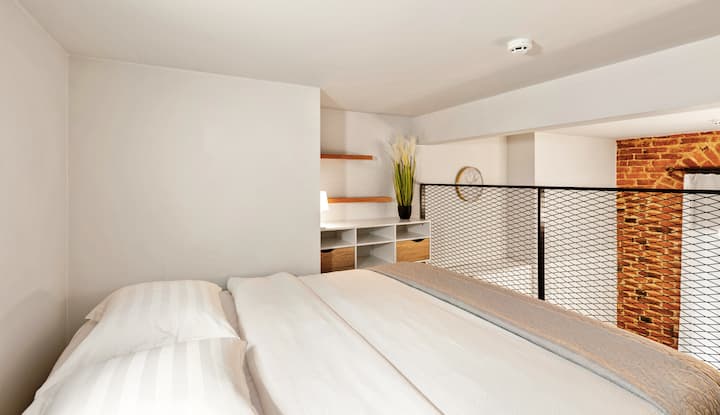 นอนหลับสบายชั้นบนในห้องนอนลอฟท์ที่อบอุ่น - เตียงขนาด 160×200 ซม. พร้อมผ้าปูที่นอนสะอาด สถานที่พักผ่อนที่เงียบสงบหลังจากใช้เวลาทั้งวันในเมือง