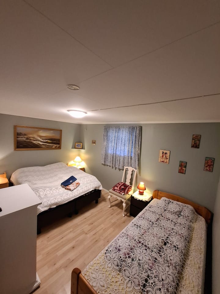 غرفة نوم بسرير مزدوج وسرير فردي