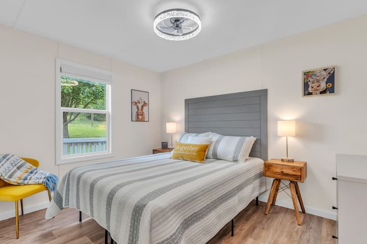 Acogedor segundo dormitorio con vestidor y hermosa vista de los pastos de ganado circundantes