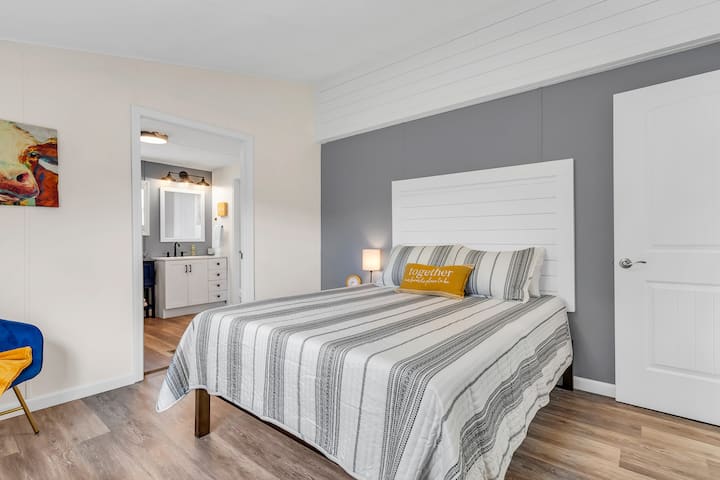 Amplio dormitorio principal con hermoso baño principal privado 