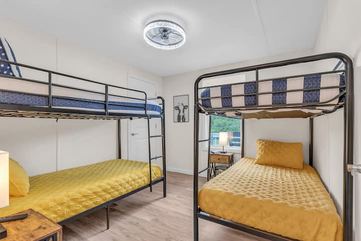 Divertida litera con libros para niños y amplio armario con cubos.  ¡Encuentra las raquetas de pepinillo y las pelotas en el armario!  ¡Las canchas están a solo 10 minutos en Big Stone Gap y Pennington Gap!