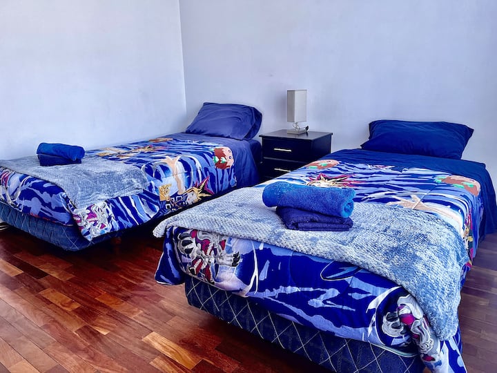 Dhoma e dytë e gjumit: Dekor i gjallë me dy krevate tek fton net të qeta dhe ditë të mbushura me aventura!