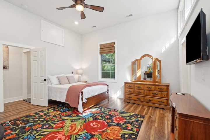 Разполага с двойно легло, красиви прозорци, позволяващи изобилие от естествена светлина, достатъчно пространство в килера, обособено работно пространство и успокояващ декор за спокоен нощен сън.