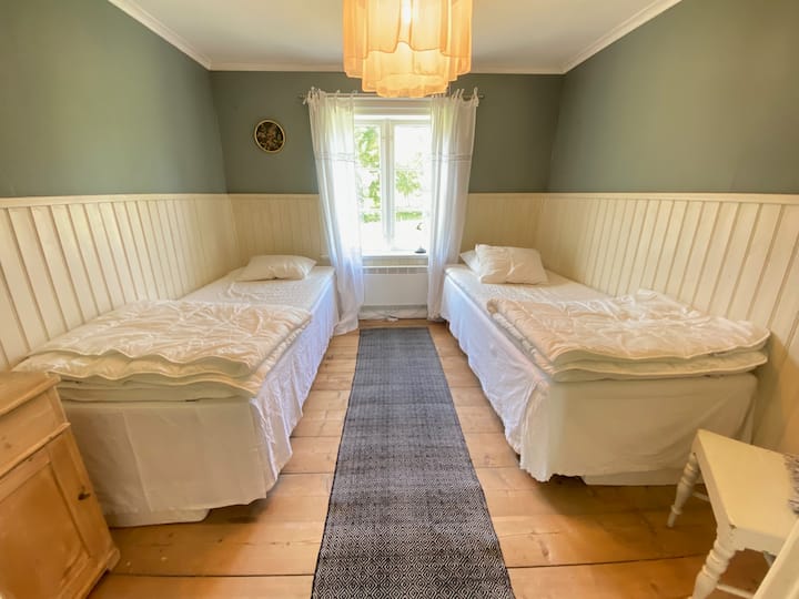 Två enkelbäddar 90*200 cm.