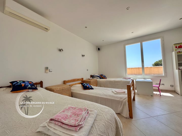 ห้องนอนปรับอากาศ 4 พร้อมเตียงเดี่ยว 3 เตียง 90 ตู้เสื้อผ้าและระเบียงที่อยู่ติดกัน