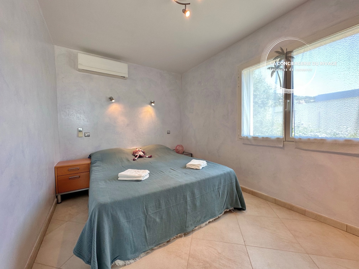 Спална соба 3 климатизирана со двоен кревет 180 и плакар