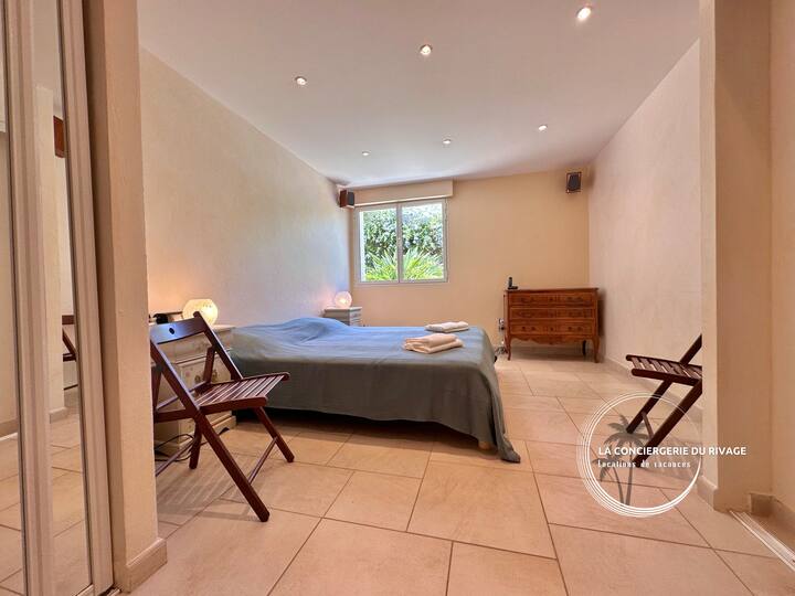 ห้องนอน 1 เครื่องปรับอากาศพร้อมเตียงคู่ 180 และตู้เสื้อผ้า