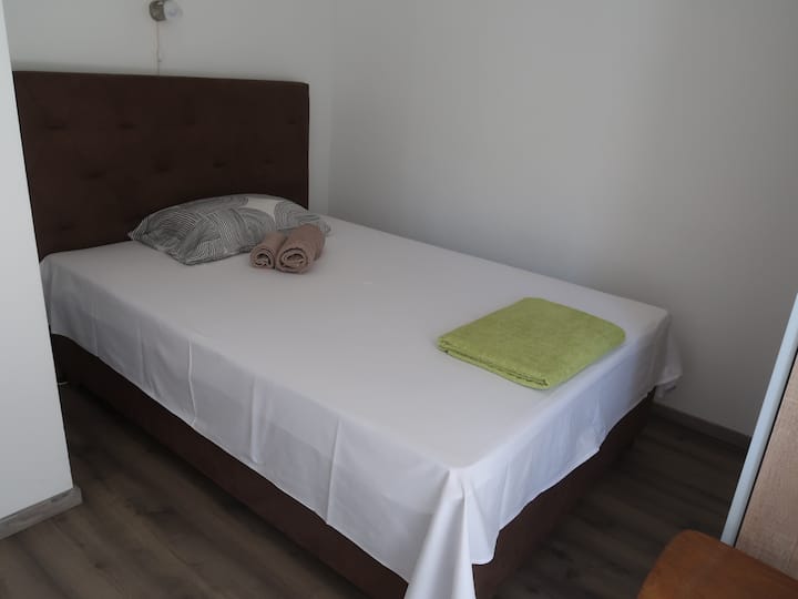 Dormitorio con balcón y cama doble de 140x200 cm.