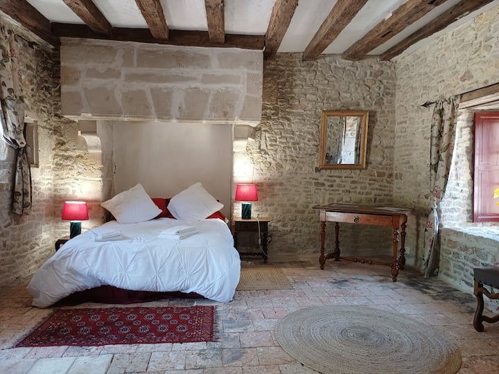 Chambre Avec Entrée Indépendante Dans Tour Du 15èm - Indre