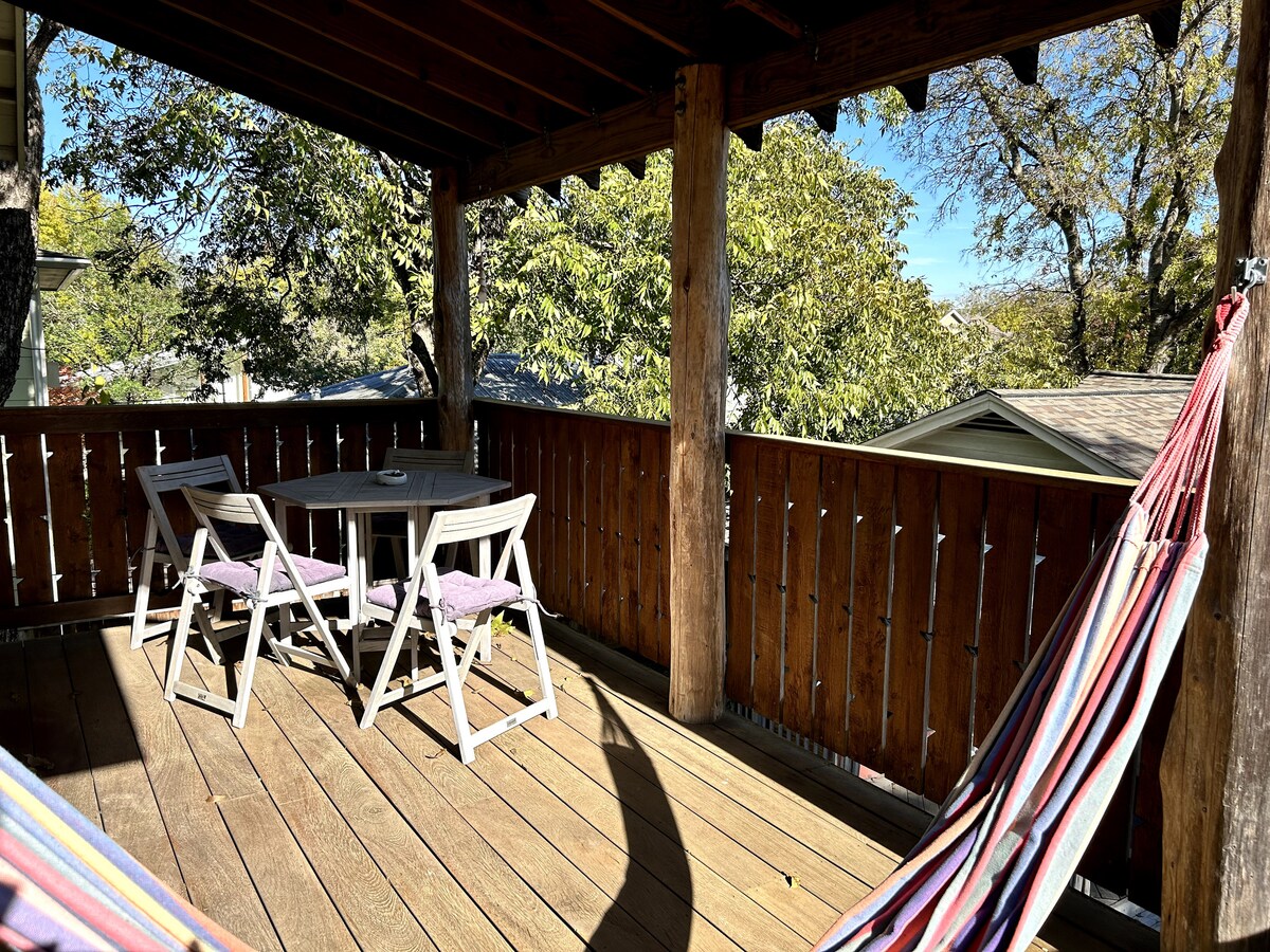 Secluded & central Hyde Park casita | Porch | WiFi