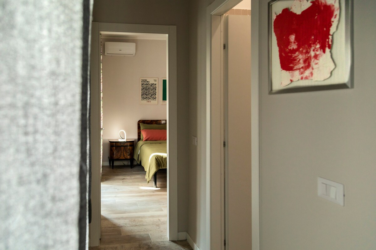 Korido inayounganisha sebule na chumba cha kulala. Upande wa kulia kuna mlango wa bafu na karibu na mchoro uliotengwa kwa ajili ya maonyesho ya tamthilia.