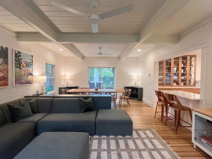 Welcome Home To Penny Cottage Cvx! Renovated + A/c - Charlevoix, MI