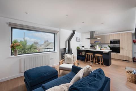 Successful Airbnb property: Hot tub, sea view, parking & garden, in Mousehole in Penzance