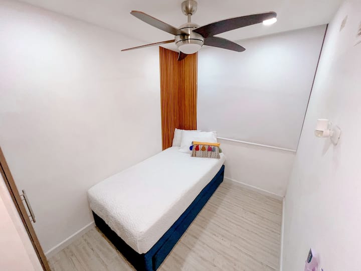 第三间客房配有带巢穴的单人床，最多可睡2人