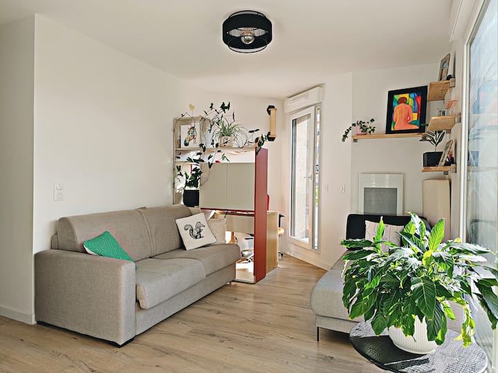 Cosy Green Island In The City - ibis budget Goussainville Charles de Gaulle