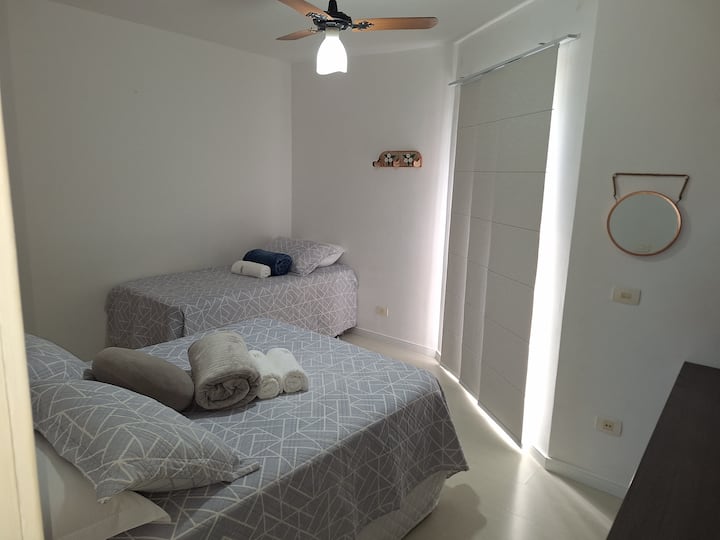 Спална соба 2 со двоен кревет + единечен кревет и поделен топол/ладен клима уред.