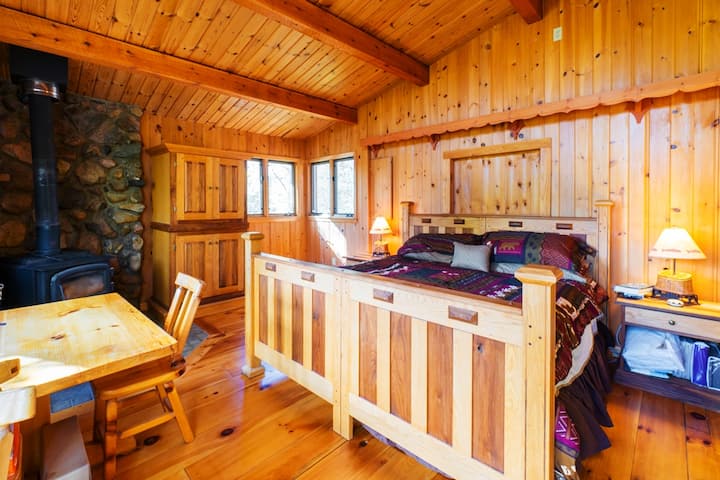 Chumba kikuu cha kulala kina kitanda cha ukubwa wa kifalme, bafu kuu, kabati la kuingia na mlango wa sitaha ya kujitegemea.