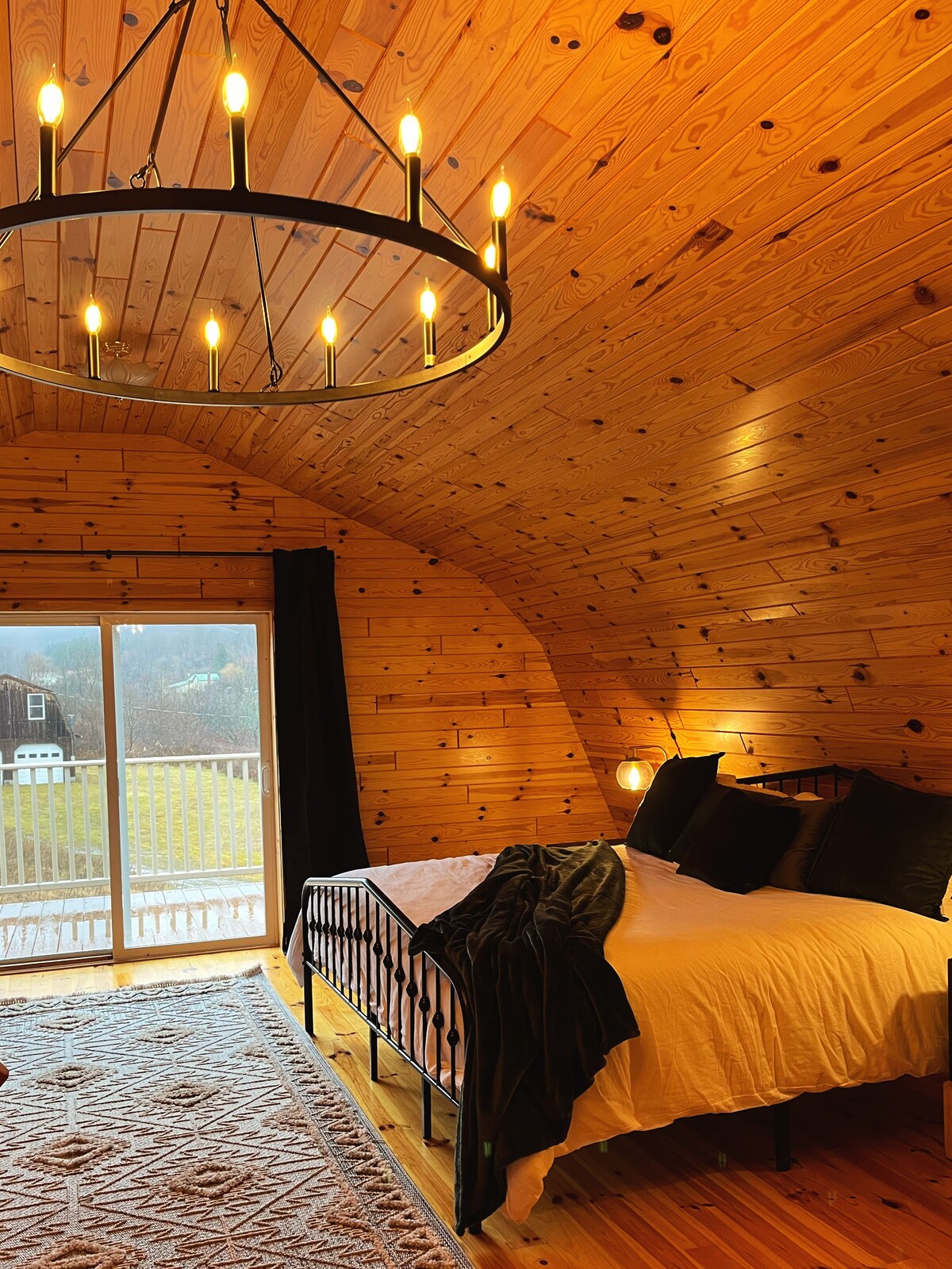 令人惊叹的主卧室，配备阳台和步入式衣柜。 