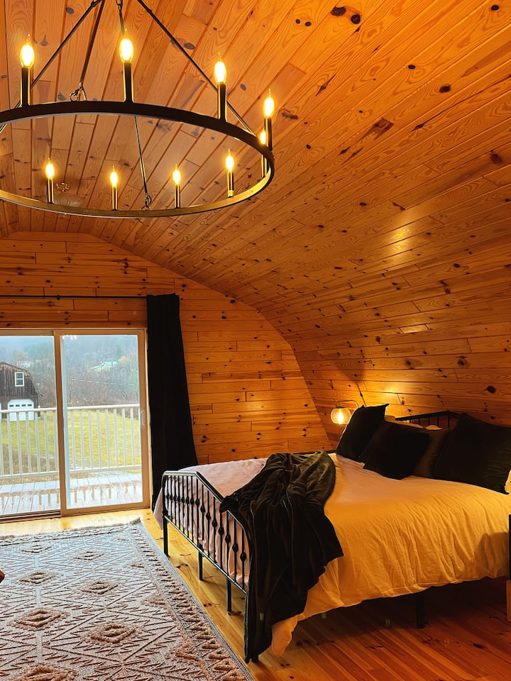 Განსაცვიფრებელი ძირითადი საძინებელი აივანზე გასასვლელით და შესასვლელი კარადით. 