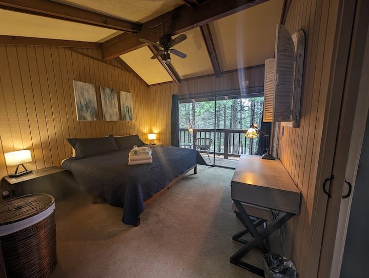 Primary bedroom w/ensuite 